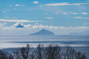 晴天の日は伊豆七島を眺められる絶好のロケーション